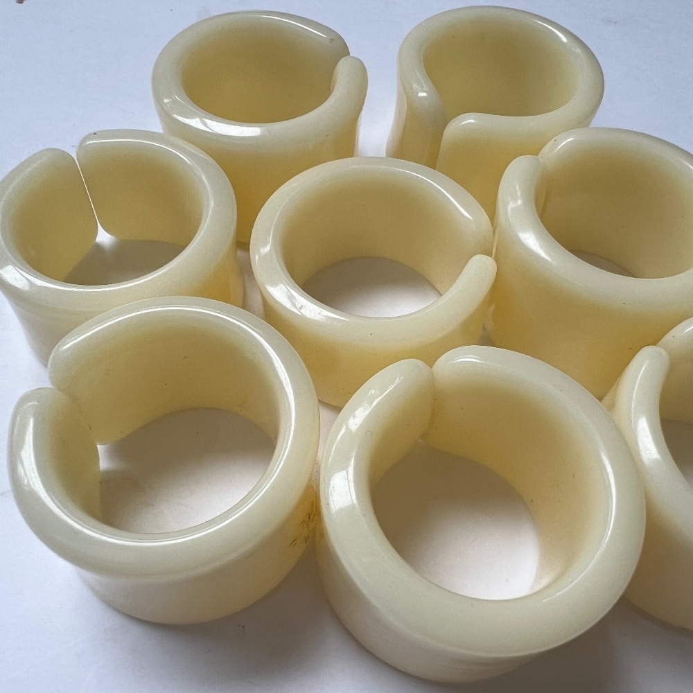 Set of 8 Vintage Napkin Rings.Pale Yellow Heavy Plastic 1 1/4" tall 1 1/4" dia